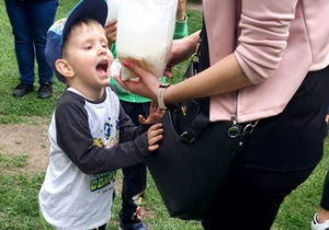 Antoś z rodzinką jedzący watę cukrową.