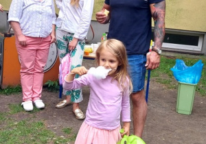 Marysia z rodzicami.