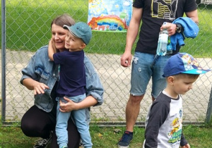Antoś z rodzicami i Antoś na pikniku.