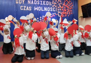 Dzieci śpiewają piosenkę Od morza aż do Tatr