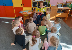 Dzieci słuchają uważnie.