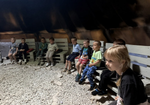 Dzieci czekają na ognisko