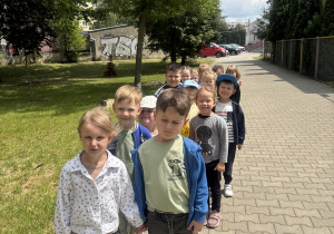 Spacer dzieci do pobliskiej lodziarni.