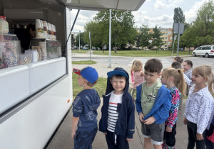 Dzieci kupują lody.