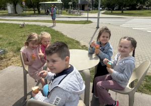 Dzieci jedzą lody.