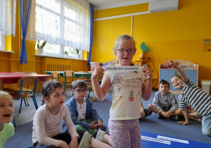 Dziewczynka prezentuje prawa dziecka.