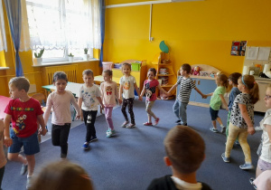 Wspólny taniec Skrzatów