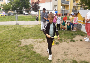Konkurencja z piłeczką tenisową.