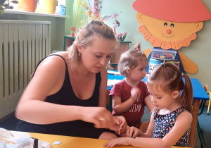 Zuzia z siostrą i mamą