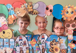 Weronika, Mikołaj i Zuzia w wakacyjnej fotobudce.