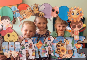 .Weronika, Mikołaj i Zuzia w wakacyjnej fotobudce.