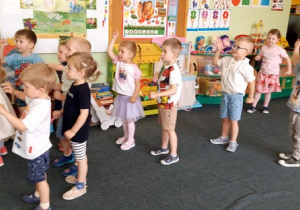 Dzieci reagują na dźwięki muzyczne