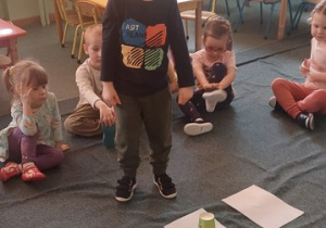 Ostap wytupuje podany rytm.
