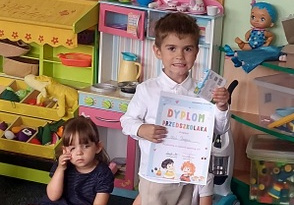 Oluś z dyplomem.