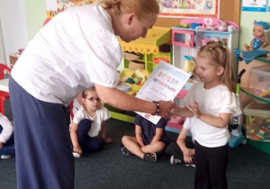 Kristinka otrzymuje dyplom.