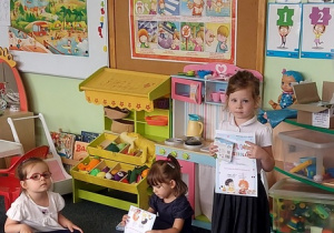 Sara z dyplomem i prezentem.