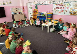 Dzieci czekają na zajęcia.