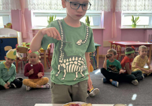 Czarek próbuje marmoladę.