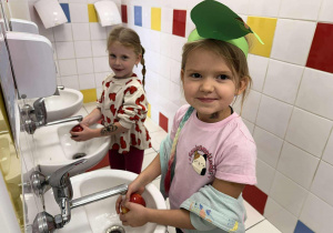 Nel i Laura myją jabłka.