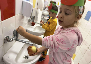 Natalia i Kacper myją jabłka.