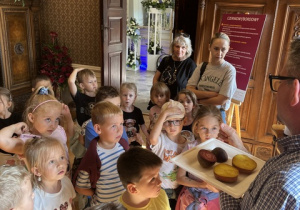 Dzieci słuchają informacji o burakach.