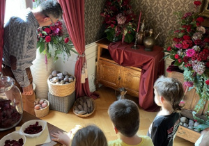 Dzieci oglądają buraki.