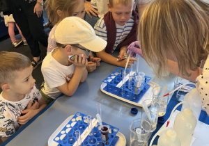 Dzieci obserwują doświadczenie.