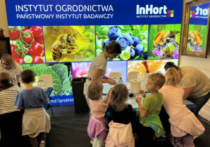 Dzieci przyglądają się eksperymentom.