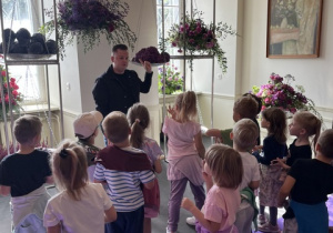 Przedszkolaki słuchają pogadanki o owocach.