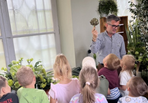 Dzieci odgadują warzywa.