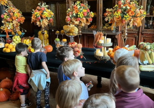 Wystawa kwiatów i warzyw zachwyca dzieci.