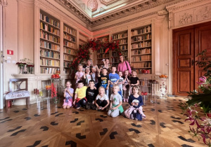 Wspólne zdjęcie w sali pałacowej.