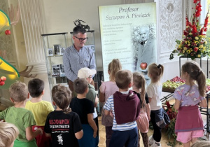 Pan Sebastian opowiada dzieciom o twórcy polskiego sadownictwa.