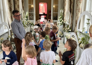Przedszkolaki zadowolone przyglądają się cudownej wystawie.