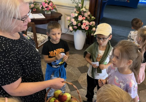 Poczęstunek jabłkami zakończył oglądanie wystawy.