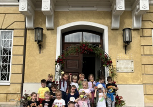 Wspólne zdjęcie dzieci przed budynkiem instytutu.