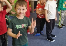 Grupowe zadanie z jabłkiem.