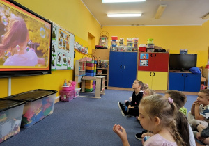 Dzieci oglądają film edukacyjny.