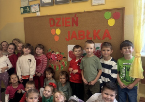 Wspólne zdjęcie dzieci z grupy "Jeżyki".