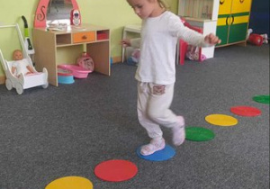 Dziewczynka sprawnie przechodzi przez "kropkowy most".