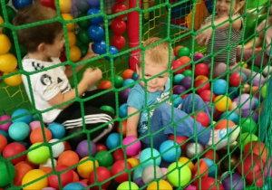Fabian, Hubert bawią się w basenie z kolorowymi kulkami.