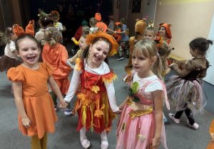 Wiktoria, Zosia i Lila na balu.