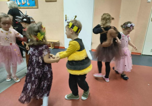 Dzieci tańczą na balu w parach.