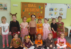 Dziewczynki prezentują jesienne stroje balowe.