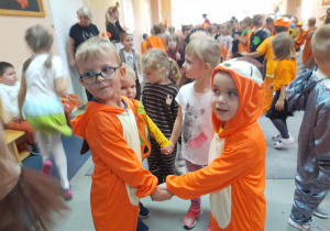 Taniec lisków Antka i Wojtka.