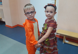 Zosia i Antoś we wspólnym tańcu.
