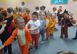 Barwny korowód "Pszczółek".