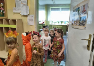 Dzieci idą na bal.
