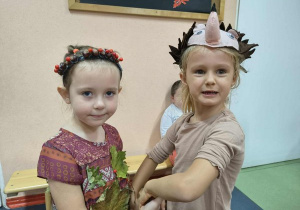 Zuzia i Marysia na balu.