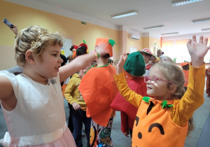 Taniec dziewczynek.